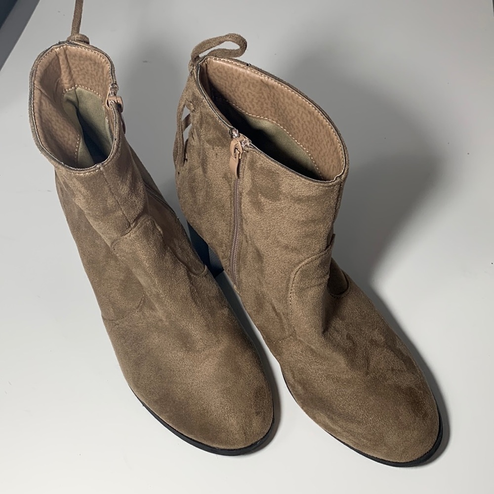 Top MODA Suede Booties, slight wear, look good, ties in back cute, Size 10